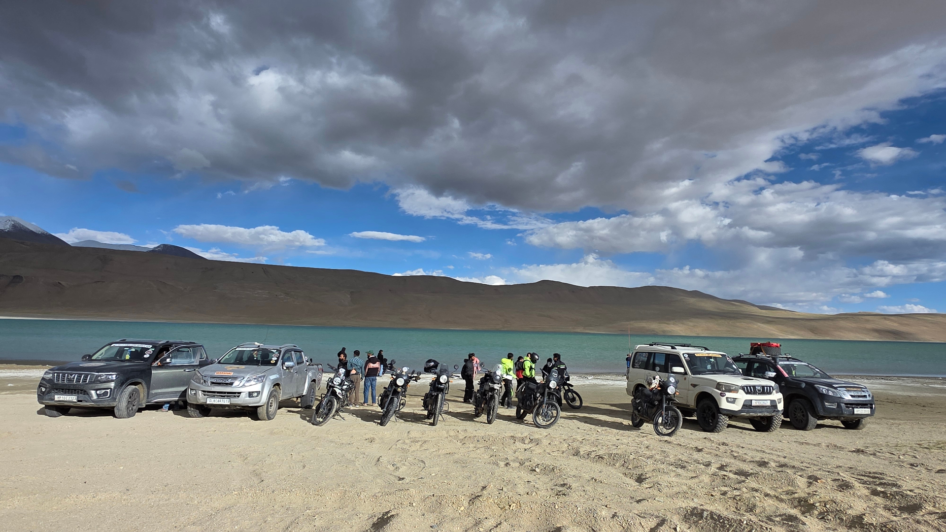 Vehicles on the Hanle plateau under a wide blue sky