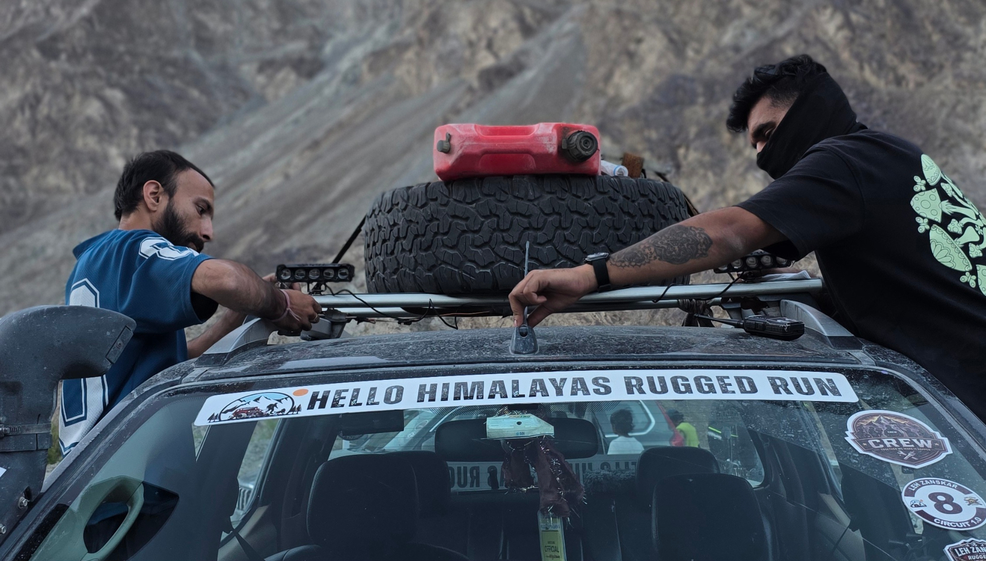 Expedition vehicles beside the Indus near Chumathang